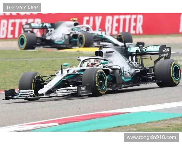 飞驰人生 黄景瑜亲临F1上海站赛事现场 飞驰人生 黄景瑜亲临F1上海站赛事现场